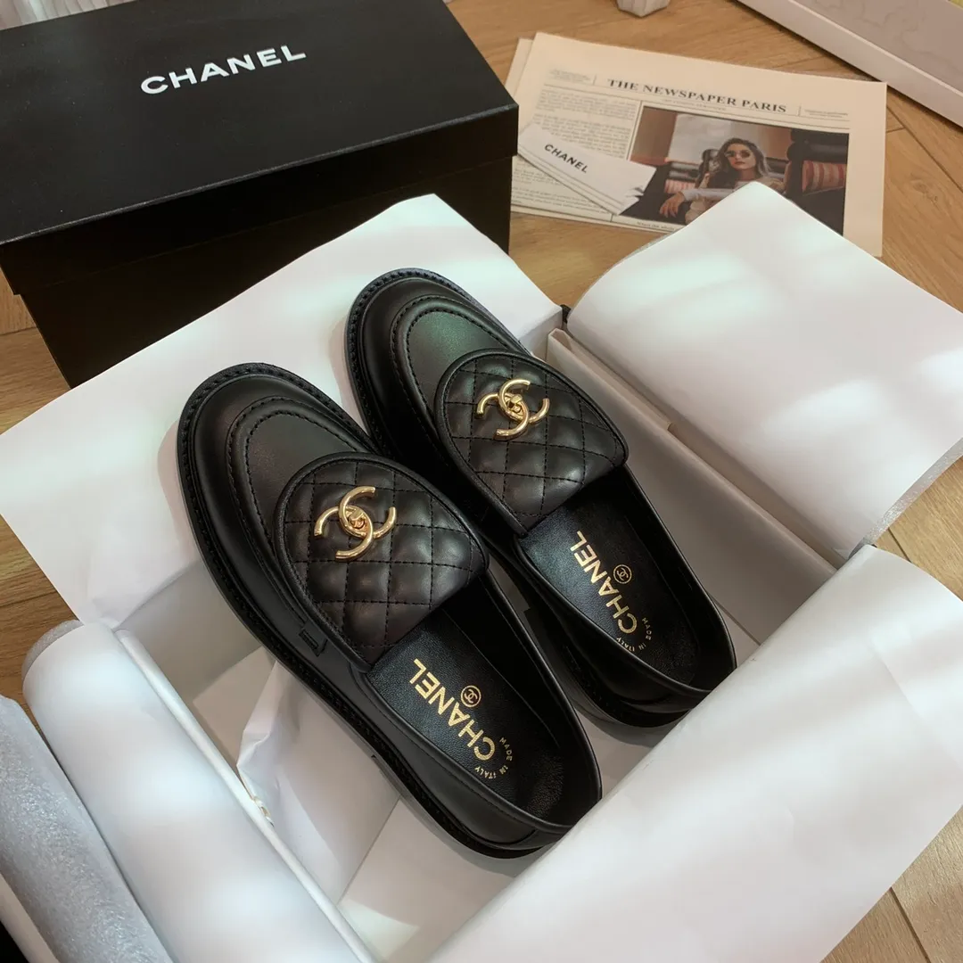 👟👟Ex-factory price 480👟👟 🍀 The official website is updated simultaneously with high version, CHANEL Chanel's new top autumn shoes series for early spring____________ is a must-have hot item for the fragrance family in spring, the goddess series, with the elegant and ladylike temperament of the fragrance family, super attractive, irresistible, and heart-warming... ▪️The upper is imported cowhide/butter/patent leather, high-end and texture ➕Original molded hardware buckle ➕Electric embroidery ▪️The lining is imported lambskin, soft and comfortable ▪️Original molded version, Italian genuine leather outsole🇮🇹 ▪️Number of codes: 34-42 (34 40 41 42 is custom-made, non-refundable and non-exchangeable) Multiple colors are available, you can also place an order with the picture